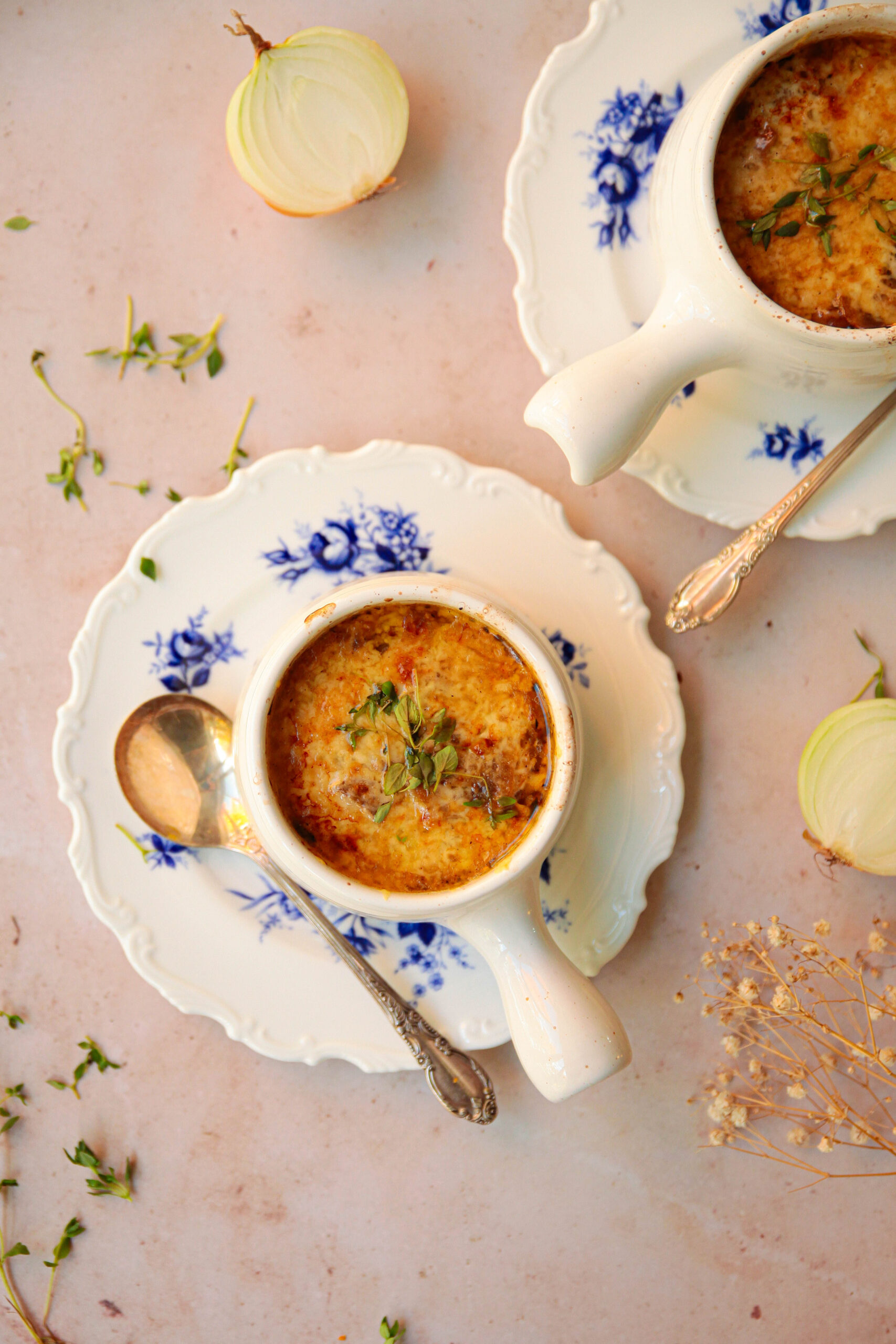soupe à l'oignon gratinée et aux champignons