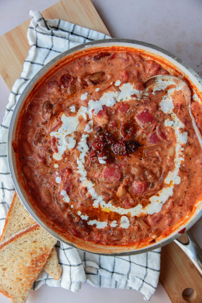 Casserole végétarienne aux haricots blancs, tomates séchées et oignons caramélisés