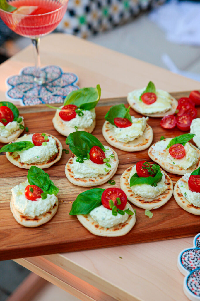 Bouchées de naan & féta fouetté au miel