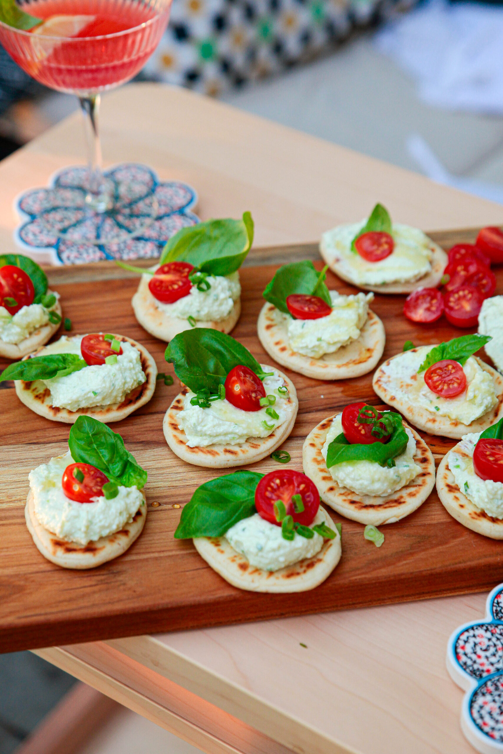 Bouchées de naan & féta fouetté au miel