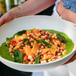 Salade de pois chiches, pomme grenade et halloumi