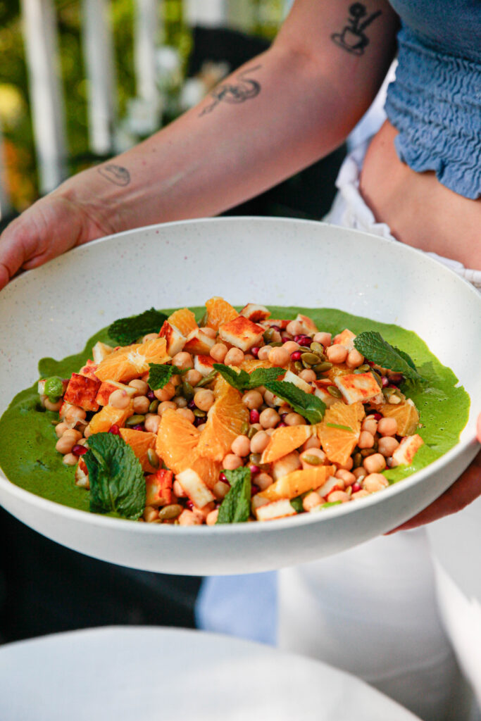 Salade de pois chiches, pomme grenade et halloumi