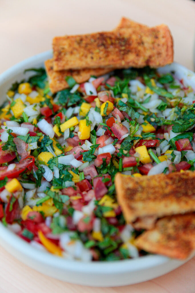 Passion Bouffe Pico de gallo à la mangue et chips de pain naan maison